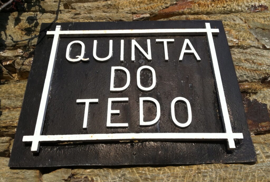 Quinta do Tedo black sign